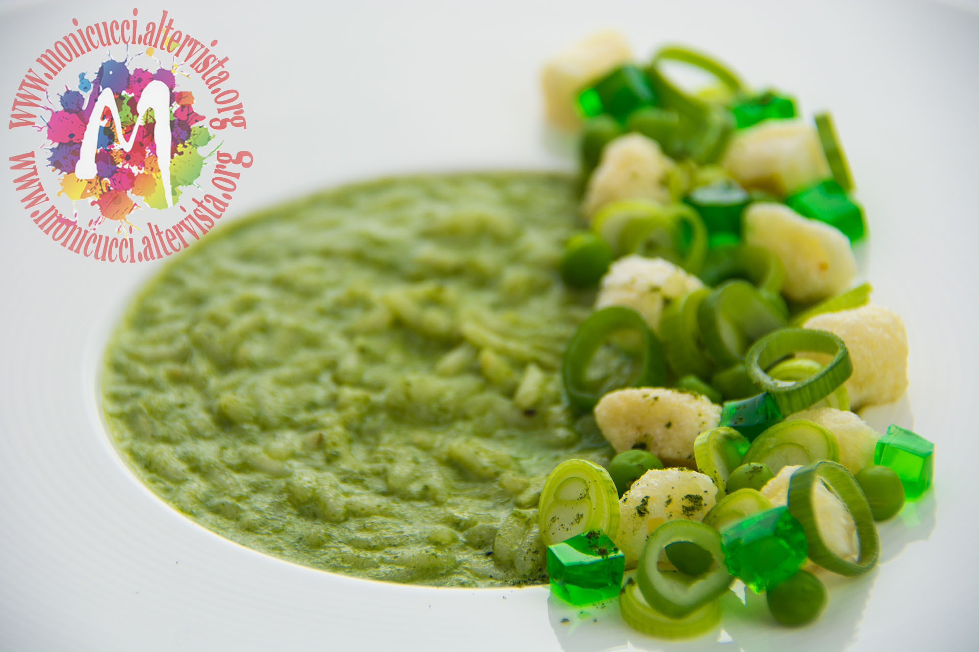 Riso verde alla clorofilla di foglie di ravanello, robiola e croste di grana soffiate