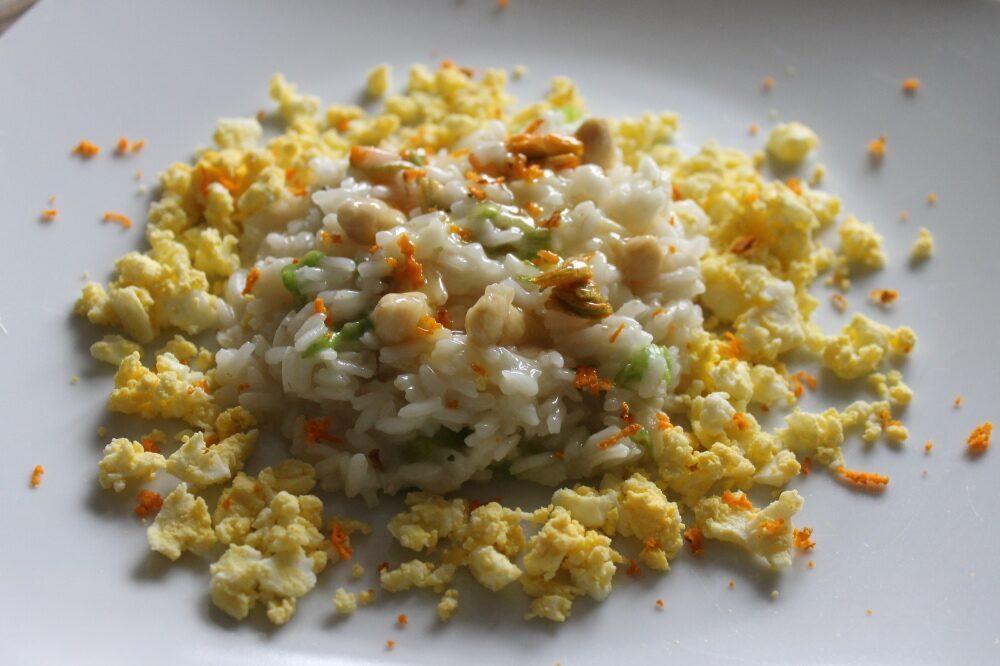 Risotto agli asparagi con fiori di zucca, curcuma e briciole di uova