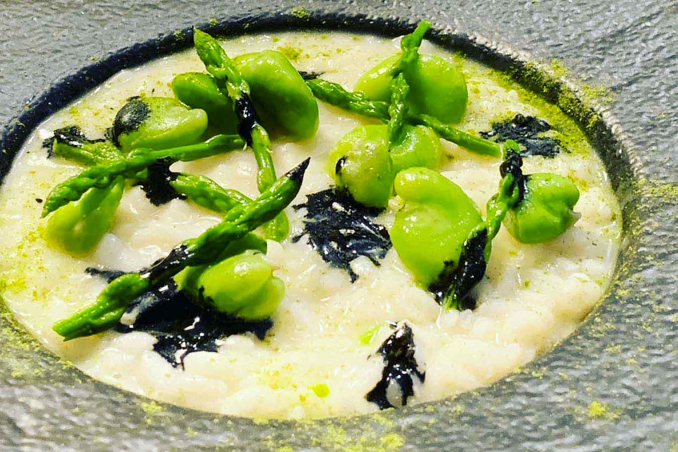 Risotto agli asparagi selvatici, fave e nero si seppia