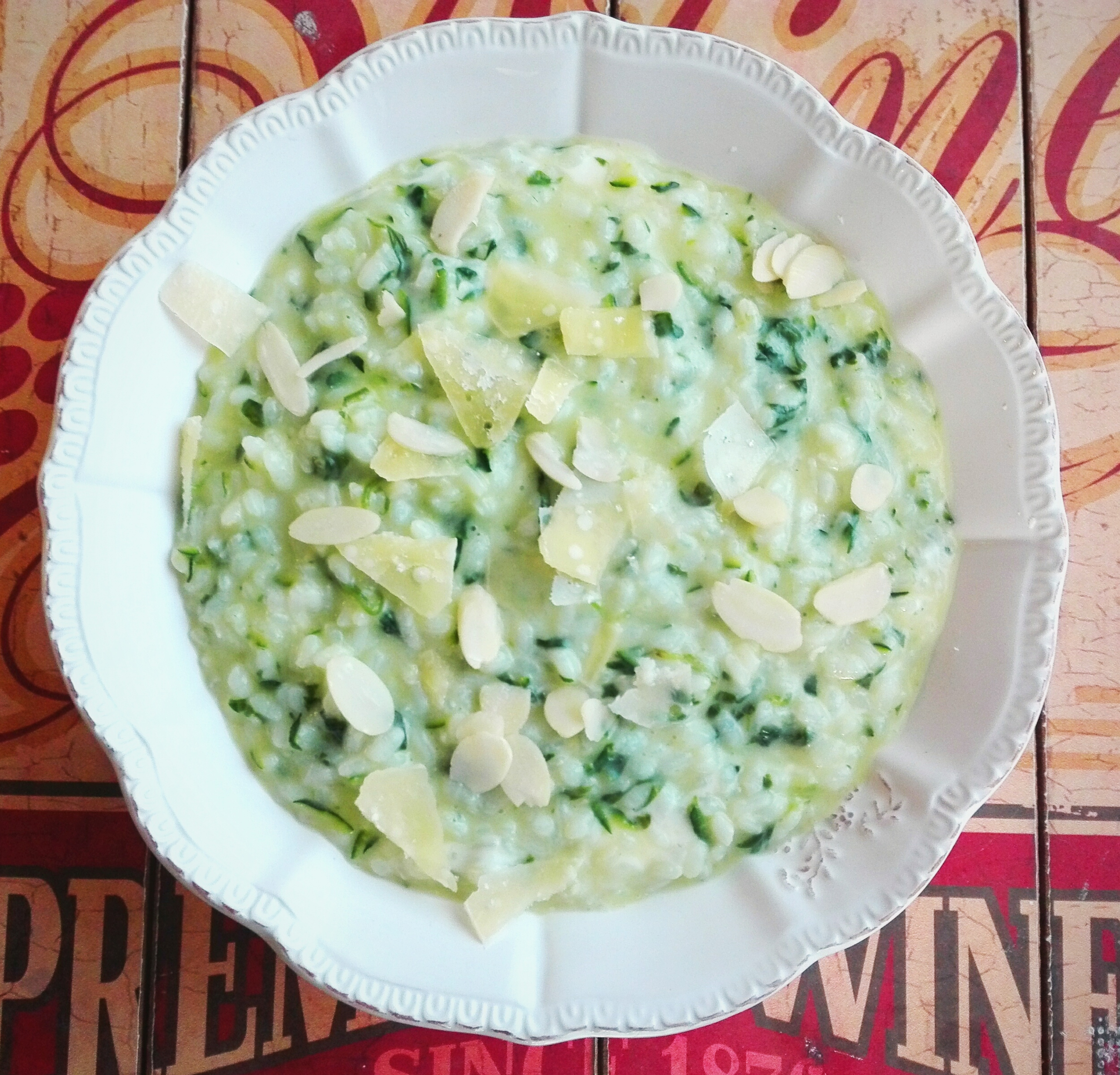 Risotto agli spinaci, zucchine mantecato allo stracchino e scaglie di parmigiano e mandorle