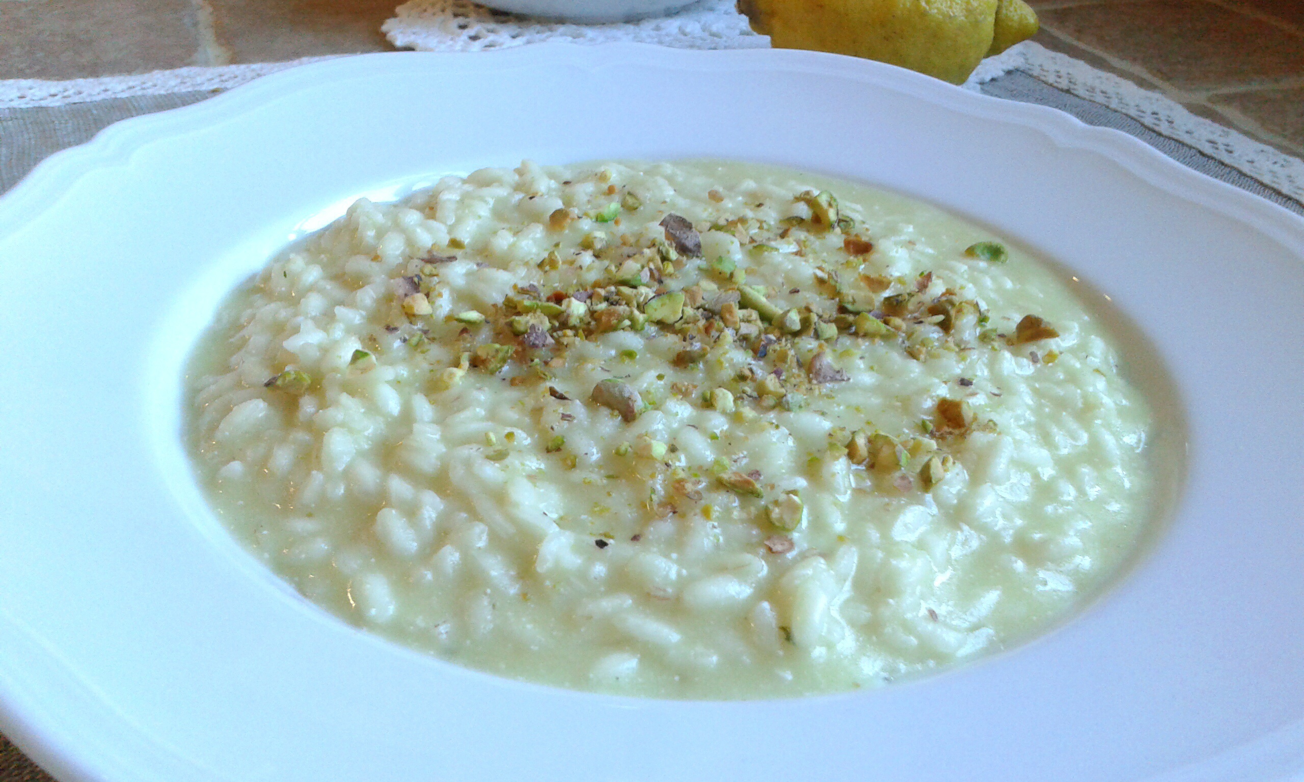 Risotto agrumato con caciotta filante e pistacchi