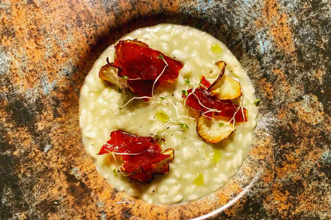 Risotto ai carciofi, con topinambur e prosciutto crudo