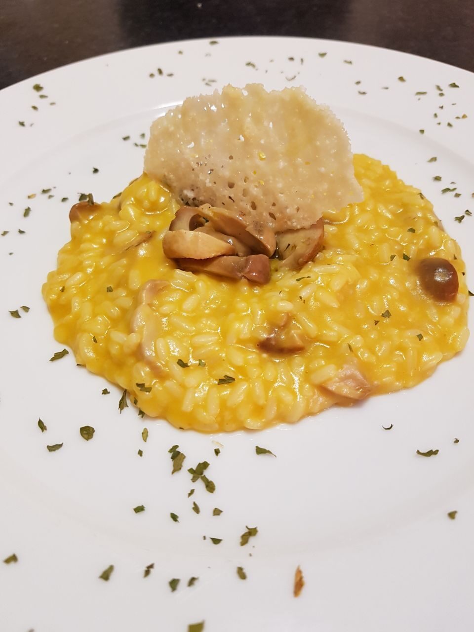 Risotto ai funghi porcini con zucca, patate e cialda di parmigiano croccante