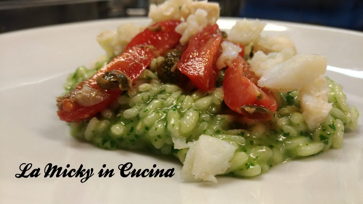 Risotto al basilico con baccalà, pomodorini e capperi