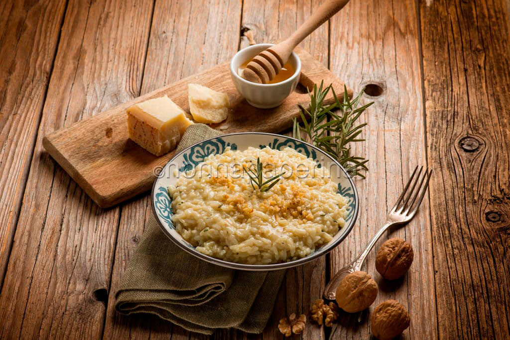 Risotto al miele, rosmarino e noci: sapori delicati a tavola