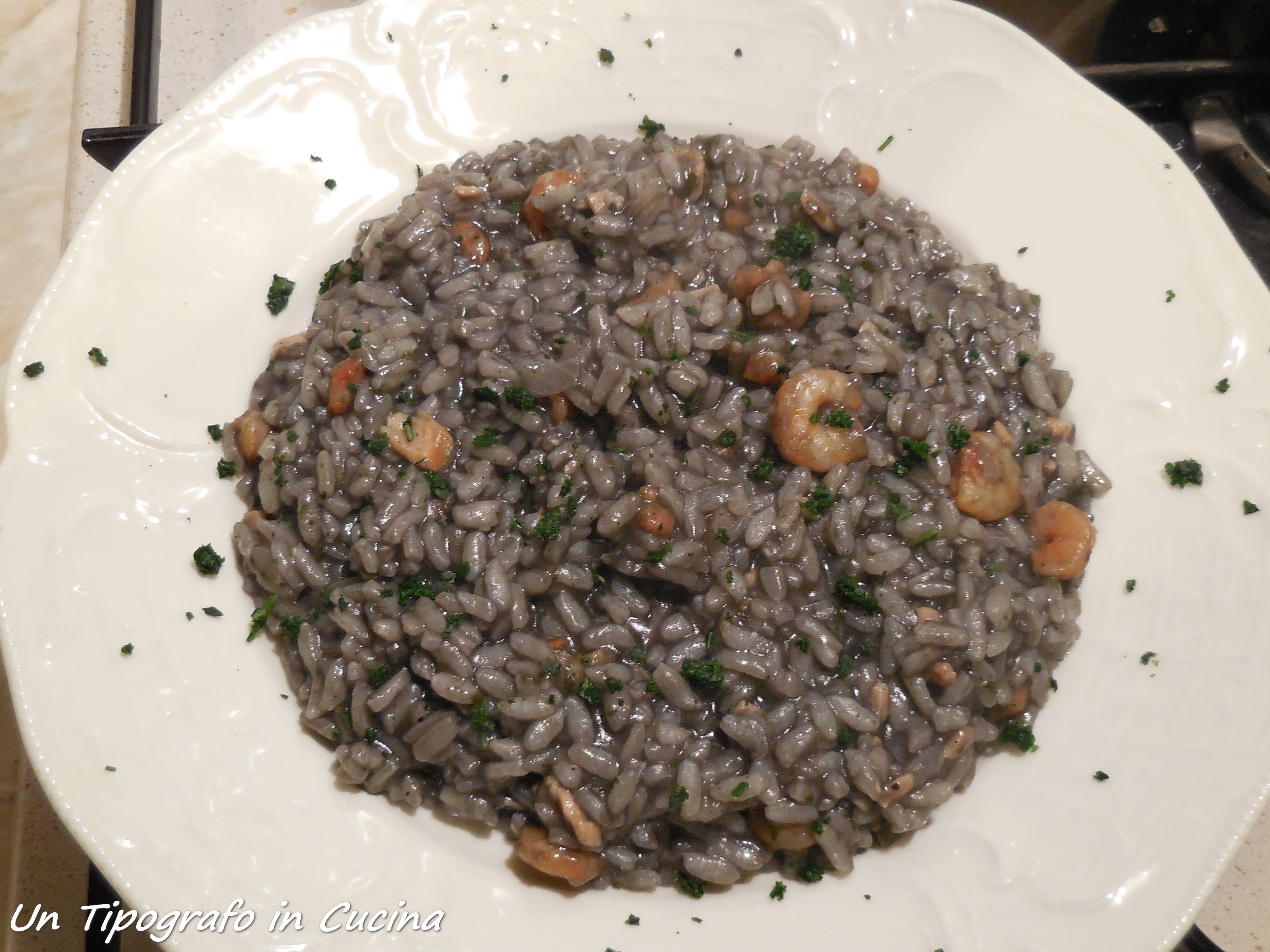 Risotto al nero di seppia, gamberetti e salmone affumicato…
