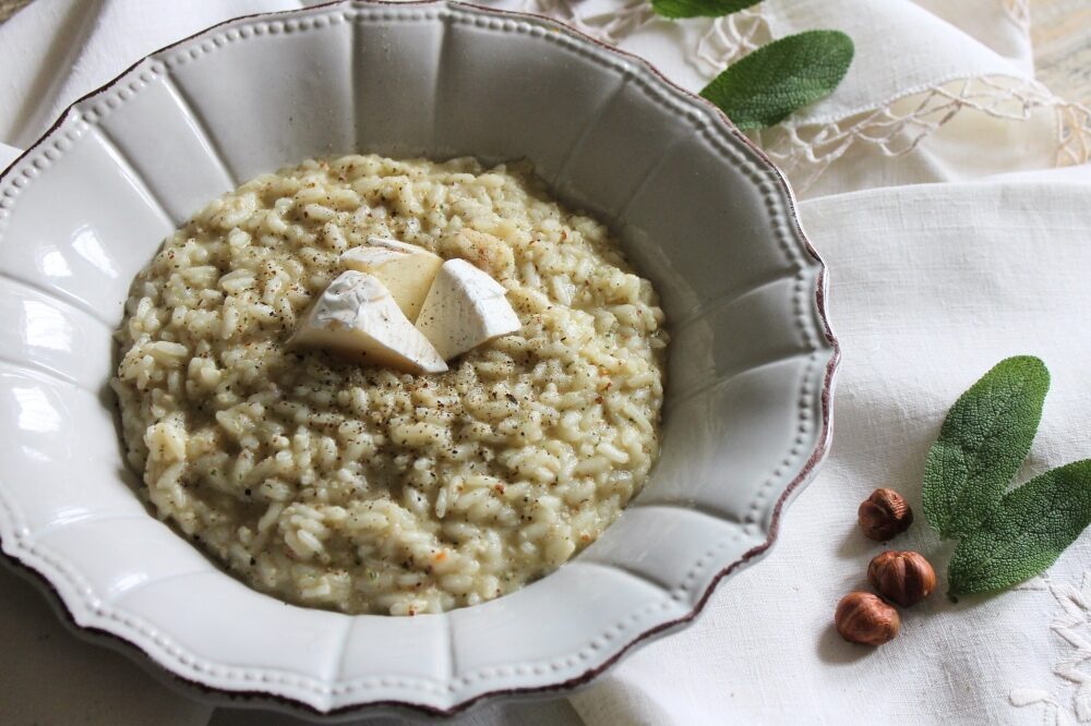 Risotto al pesto di salvia e nocciole con boscatella affumicata al legno di melo
