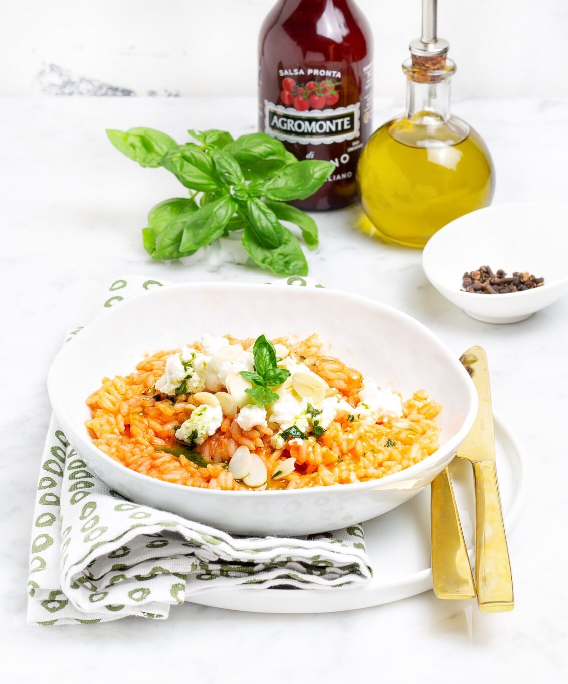 Risotto al pomodoro ciliegino con basilico, ricotta e mandorle