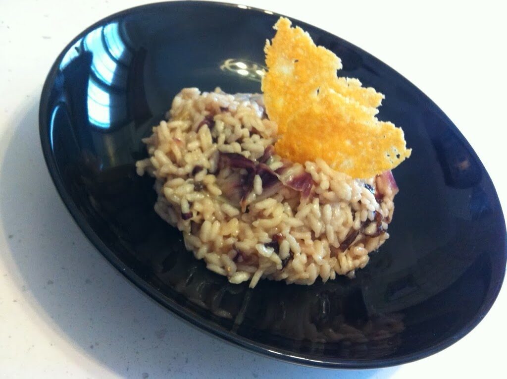 Risotto al radicchio con cialda di pecorino