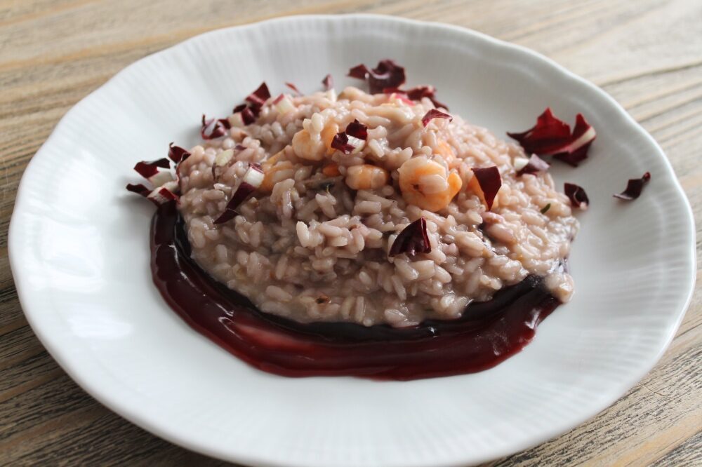 Risotto al radicchio, limone e gamberetti su riduzione di cabernet
