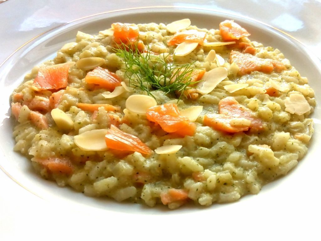 Risotto al salmone affumicato con crema di finocchi e mandorle