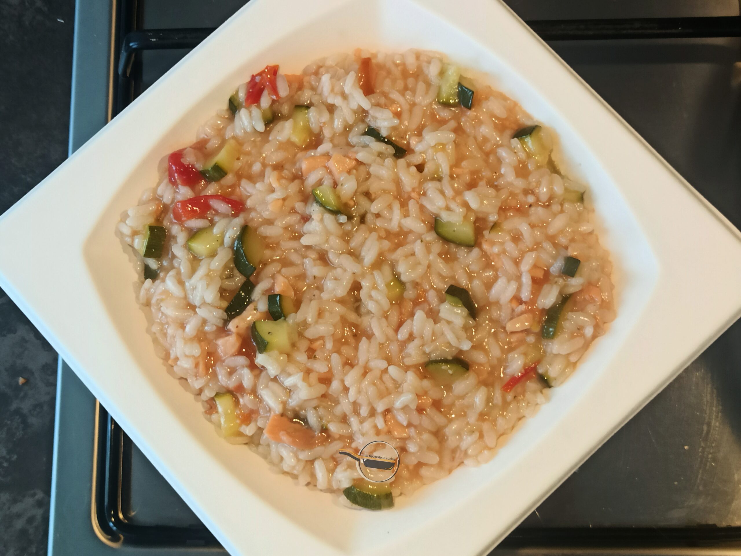 Risotto al salmone, zucchine e pomodorini
