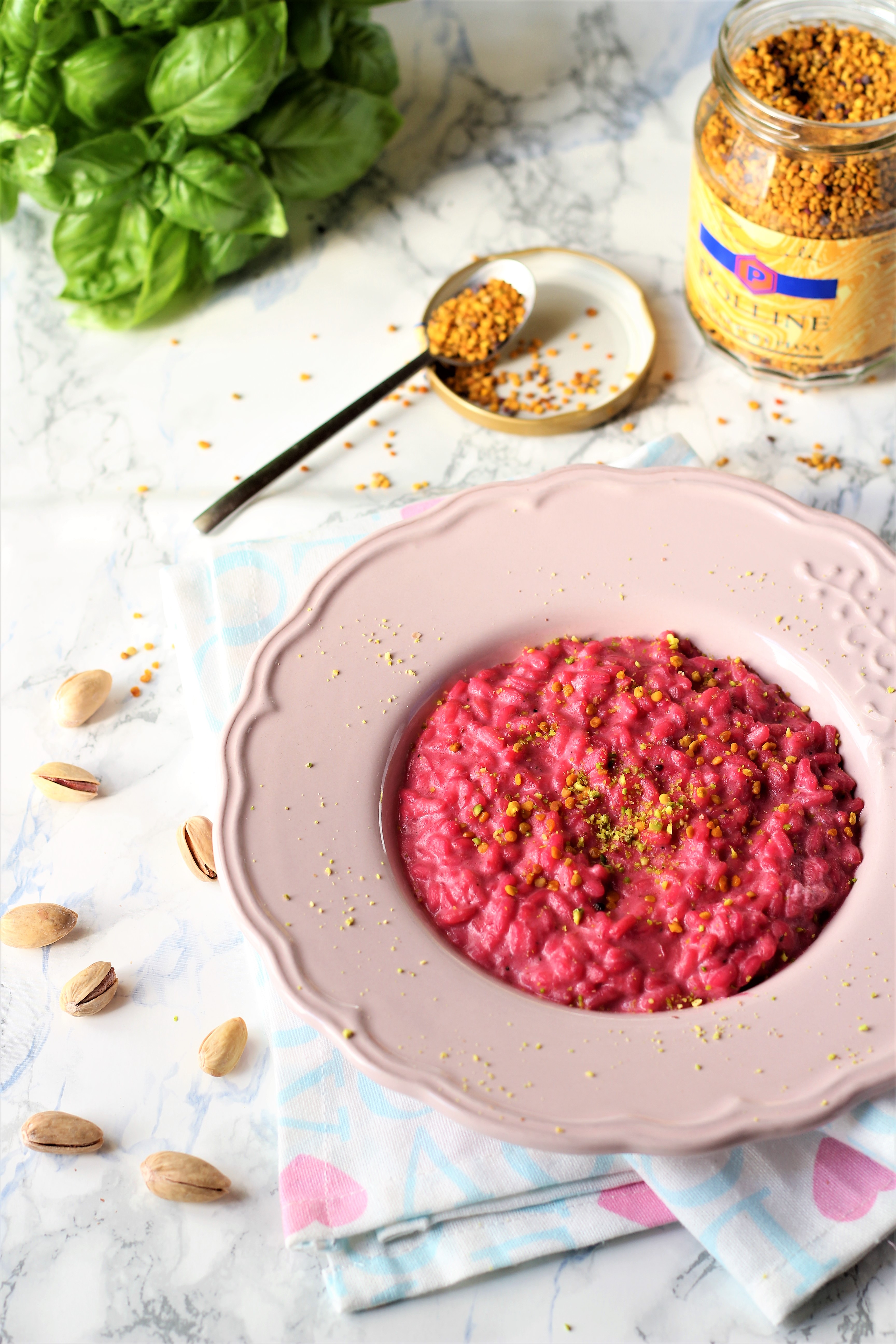 Risotto alla barbabietola con caprino, polline e pistacchio