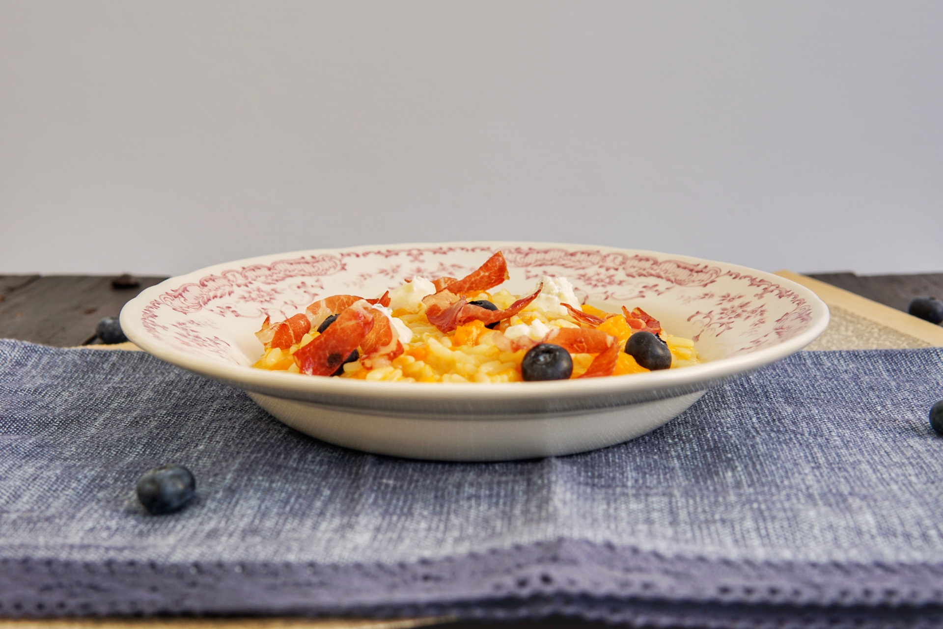Risotto alla zucca, gorgonzola, mirtilli, chips di capocollo