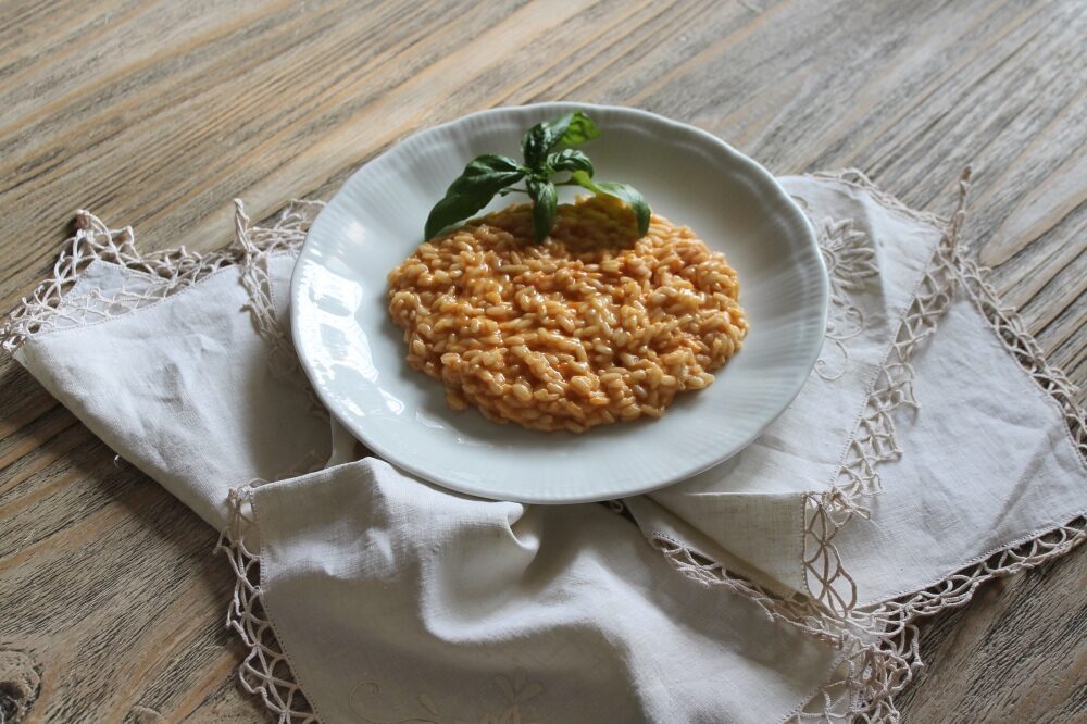 Risotto alle carote, pomodoro e basilico