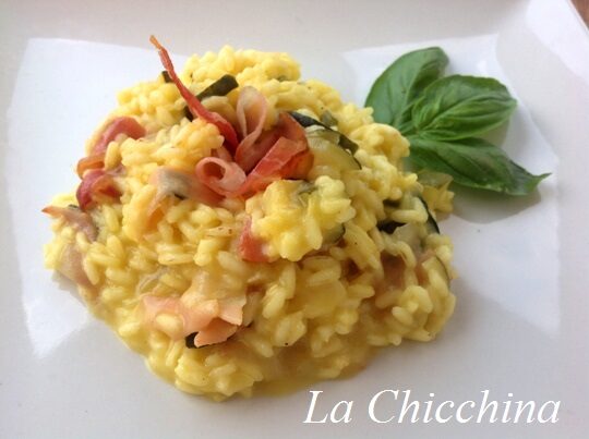 Risotto allo zafferano con zucchini e speck croccante