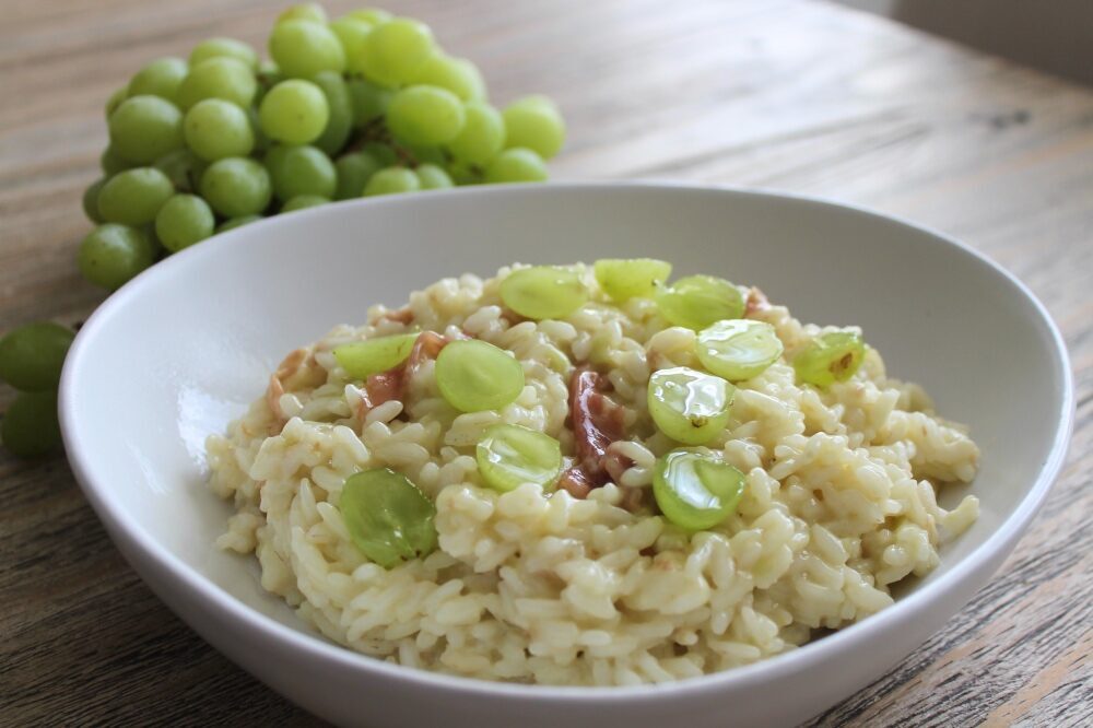 Risotto all’uva, prosciutto crudo e stracchino