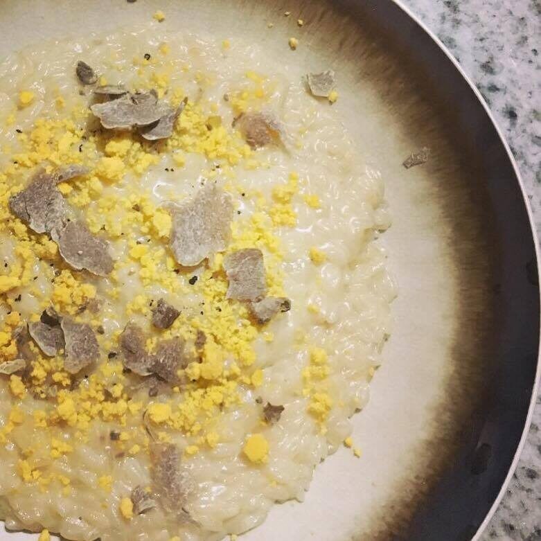 Risotto cacio e pepe con tartufo bianco e briciole di uovo