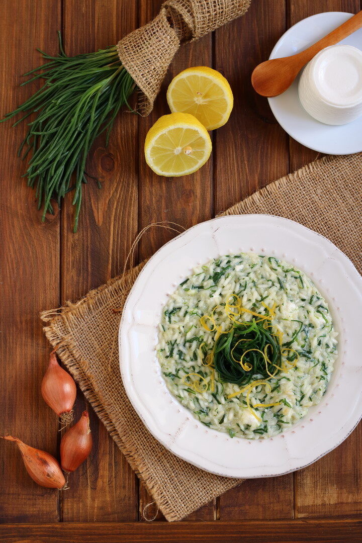 Risotto con agretti ricotta e scorza di limone