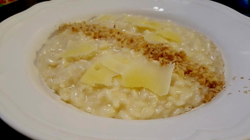Risotto con bagoss e noci