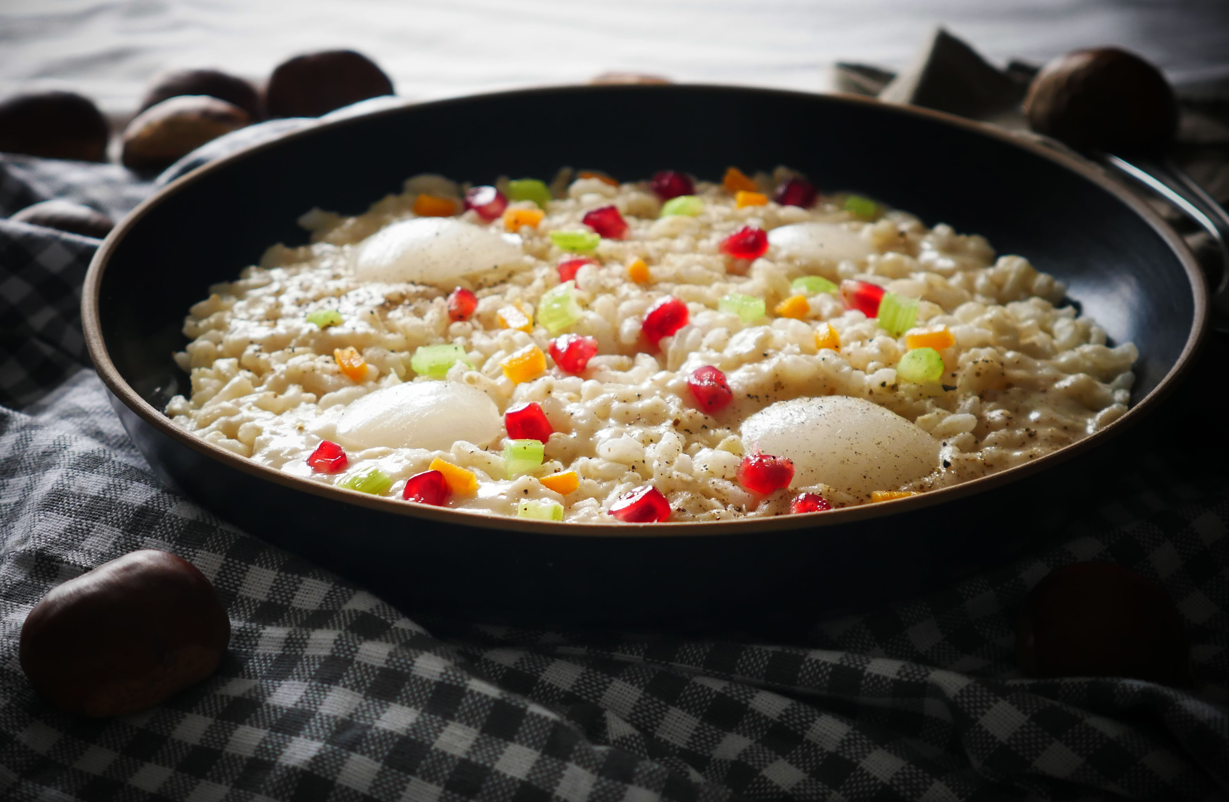 Risotto con castagne, cipolle bianche, pepe e chicchi di melagrana