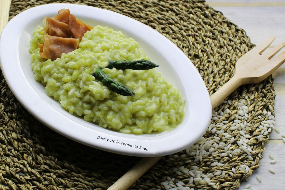 Risotto con crema di asparagi e prosciutto crudo croccante