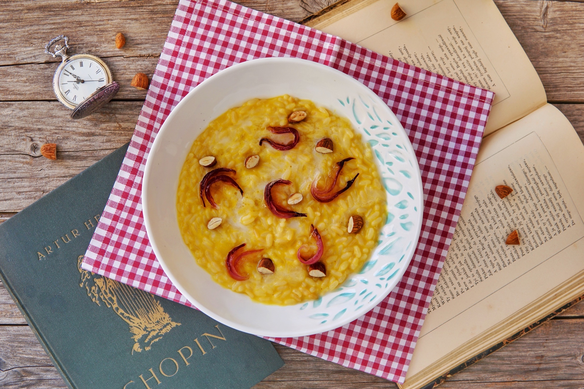 Risotto con crema di peperoni, cipolla caramellata e mandorle tostate