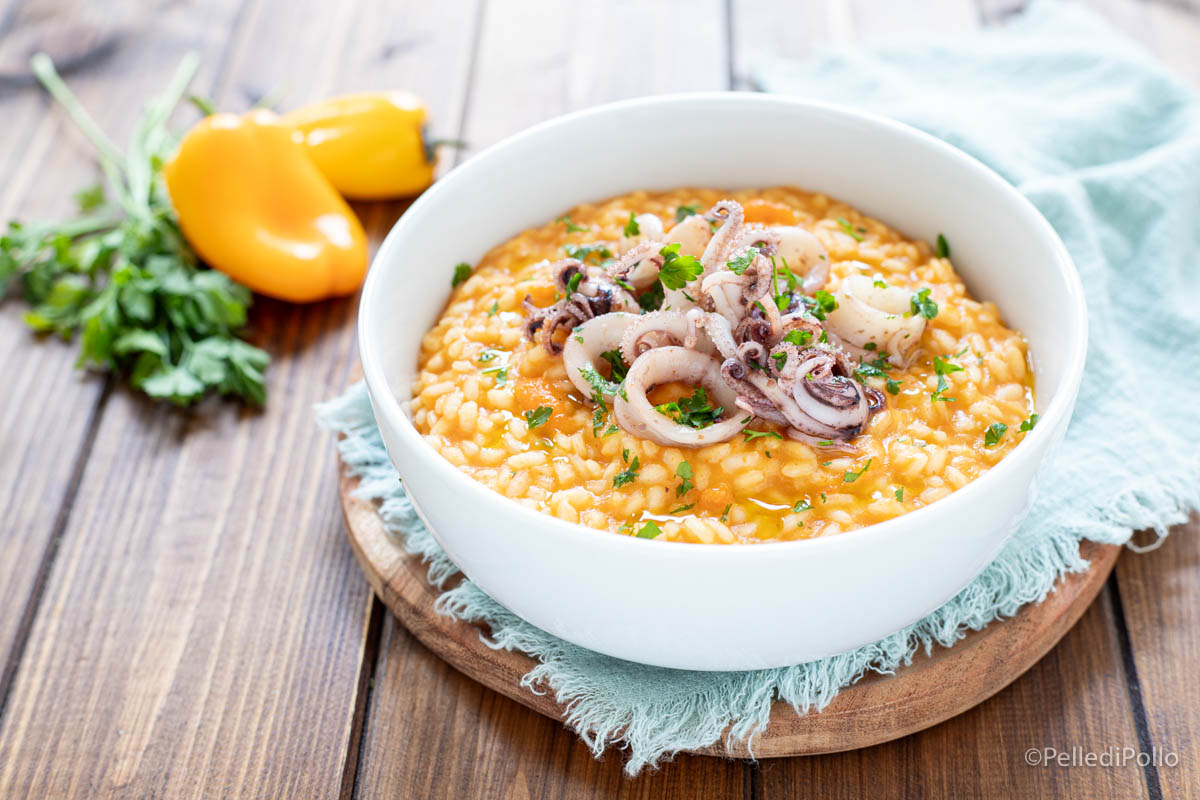 Risotto con crema di peperoni e calamari