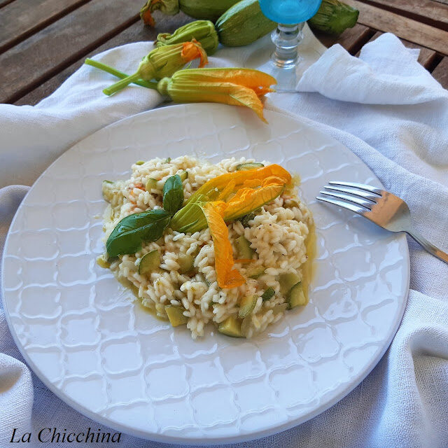 Risotto con fiori di zucca, zucchine e burrata