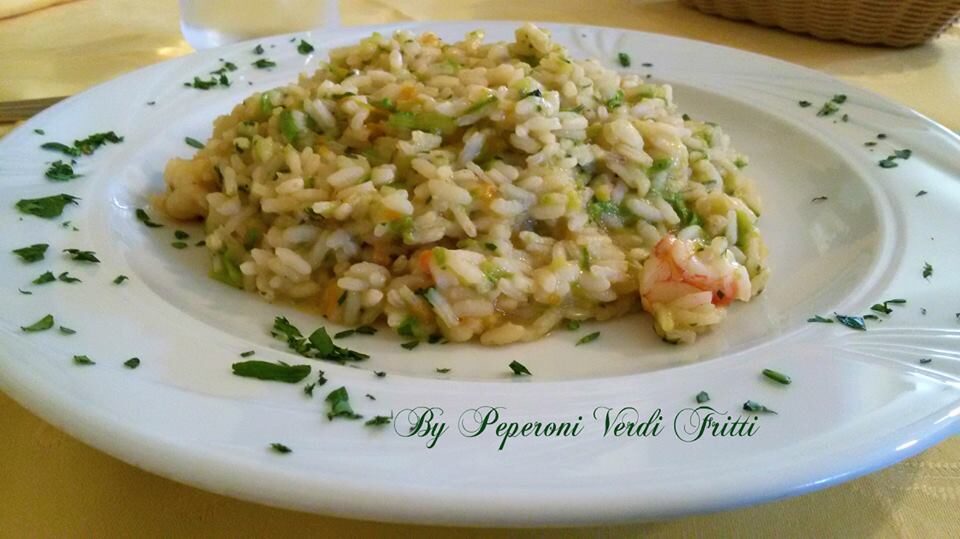Risotto con fiori di zucca, zucchine e gamberi