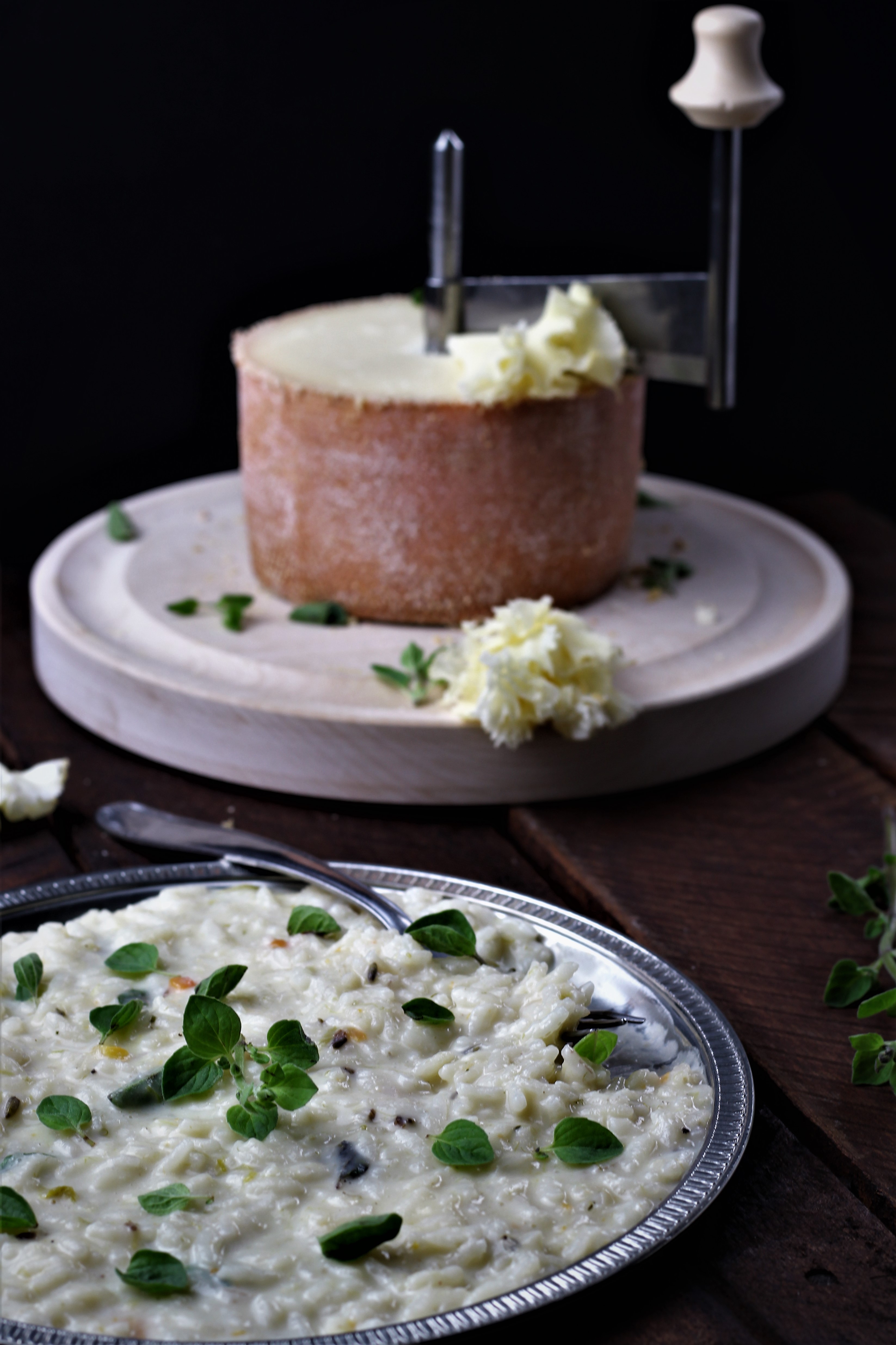 Risotto con fondente di cipollotto e tête de moine dop