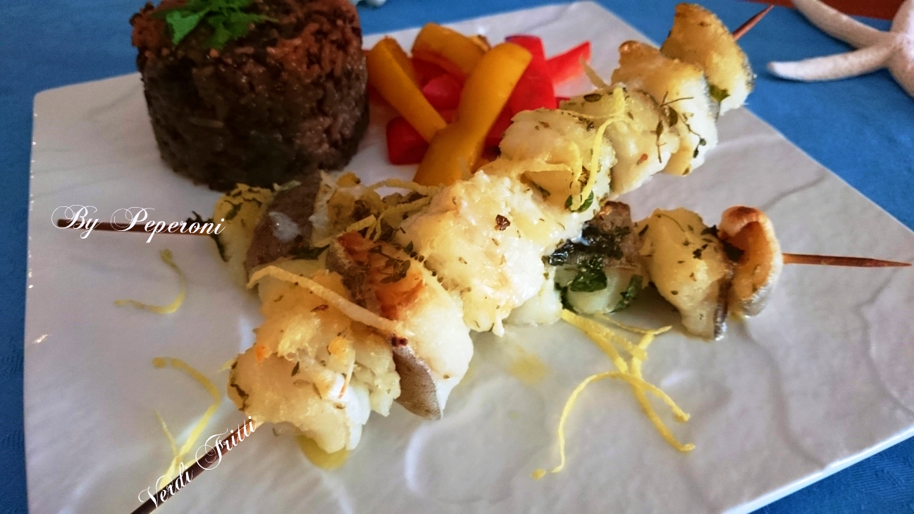 Risotto con peperoni e spiedini di baccalà