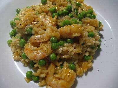 Risotto con piselli, gamberi e zafferano