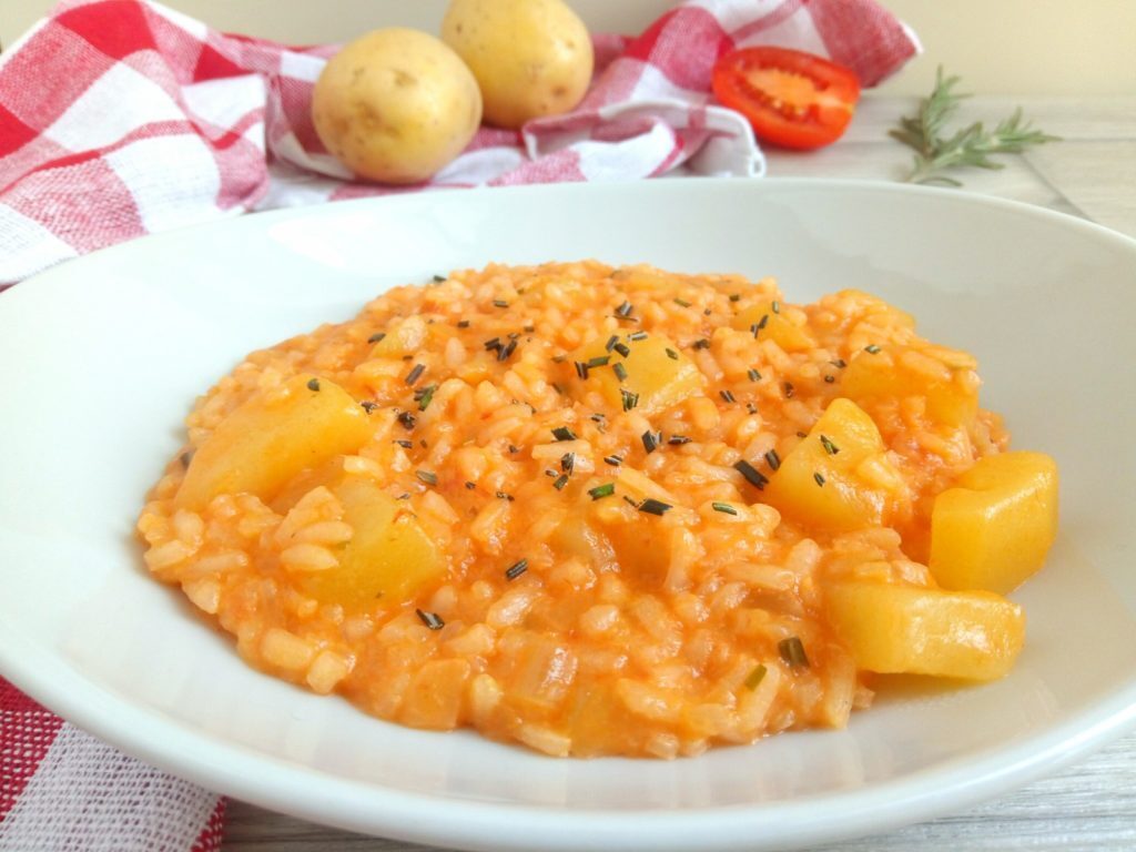 Risotto con pomodoro patate e rosmarino