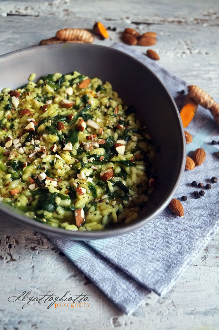 Risotto con spinaci, radice di curcuma fresca a mandorle