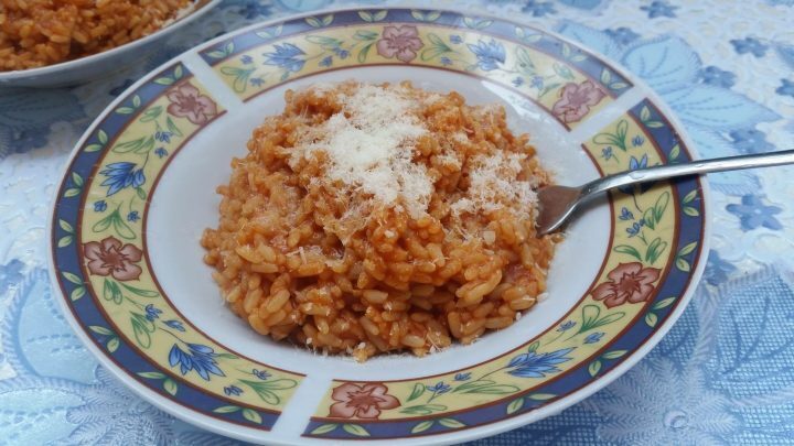 Risotto con sugo e pezzetti di pollo