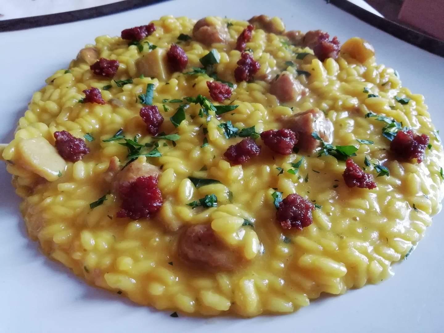 Risotto con  zafferano porcini e salsiccia