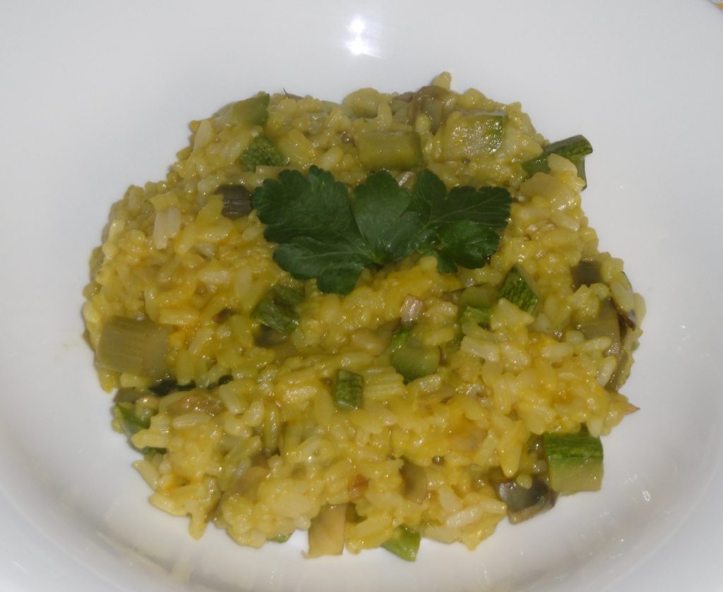 Risotto con zucchine, carciofi e zafferano