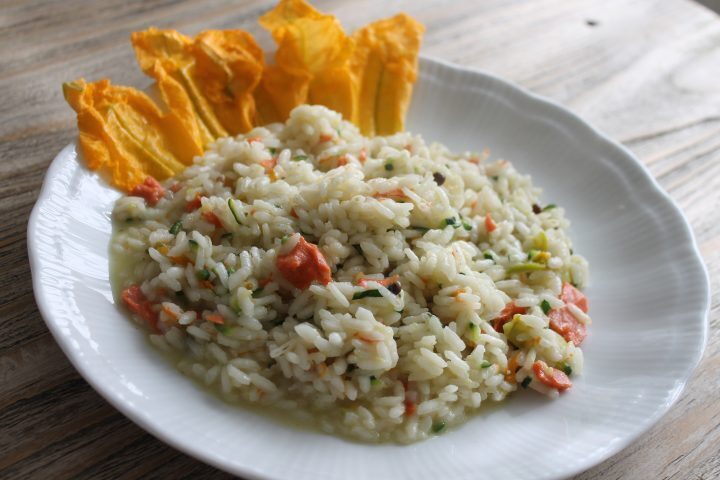 Risotto con zucchine, fiori di zucca, salmone selvaggio