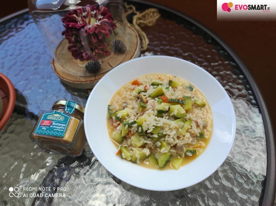 Risotto con zucchine , vongole e grattugiata di bottarga