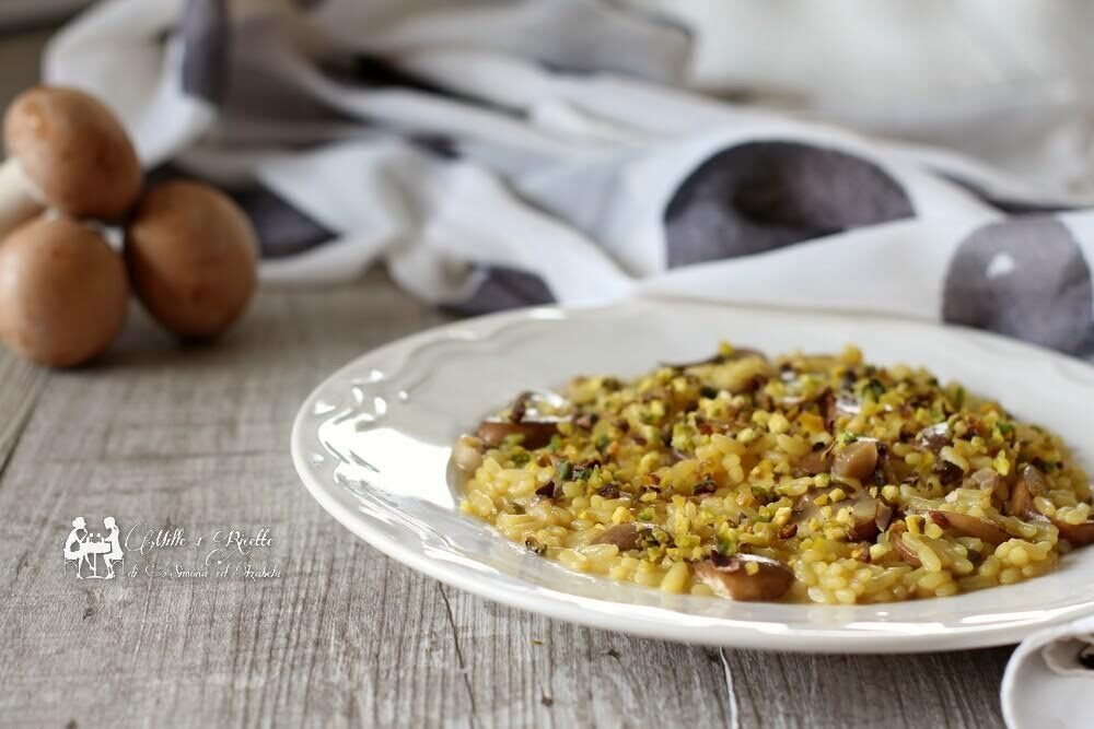 Risotto cremoso allo zafferano con funghi e granella di pistacchio