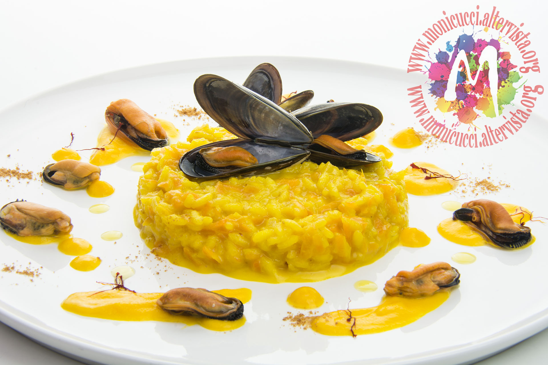 Risotto giallo alle carote e zafferano, cozze e polvere di bottarga
