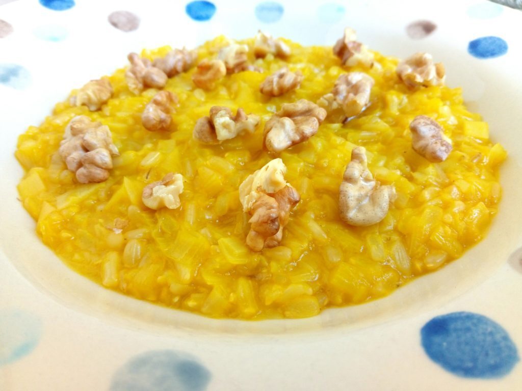 Risotto integrale con porri zafferano e noci tostate