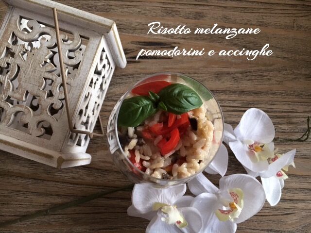 Risotto melanzane, pomodorini e acciughe