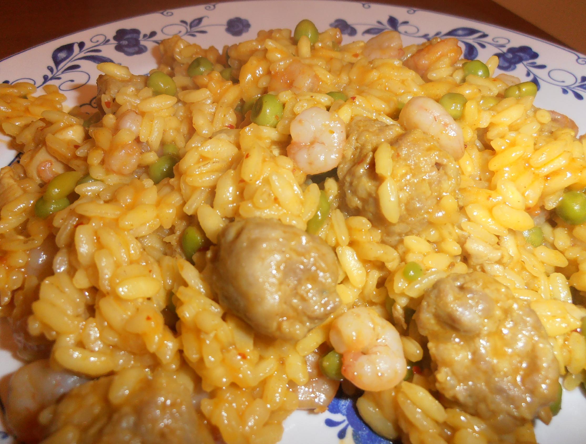 Risotto piccante con curry,peperoncino,piselli,carne e gamberi