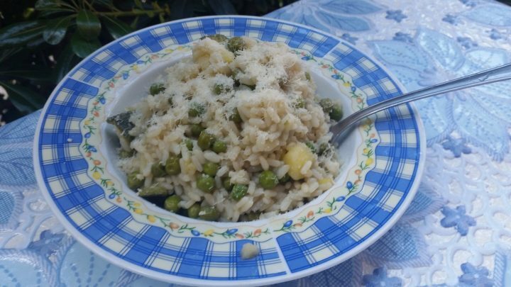 Risotto primavera: piselli zucchine e patate