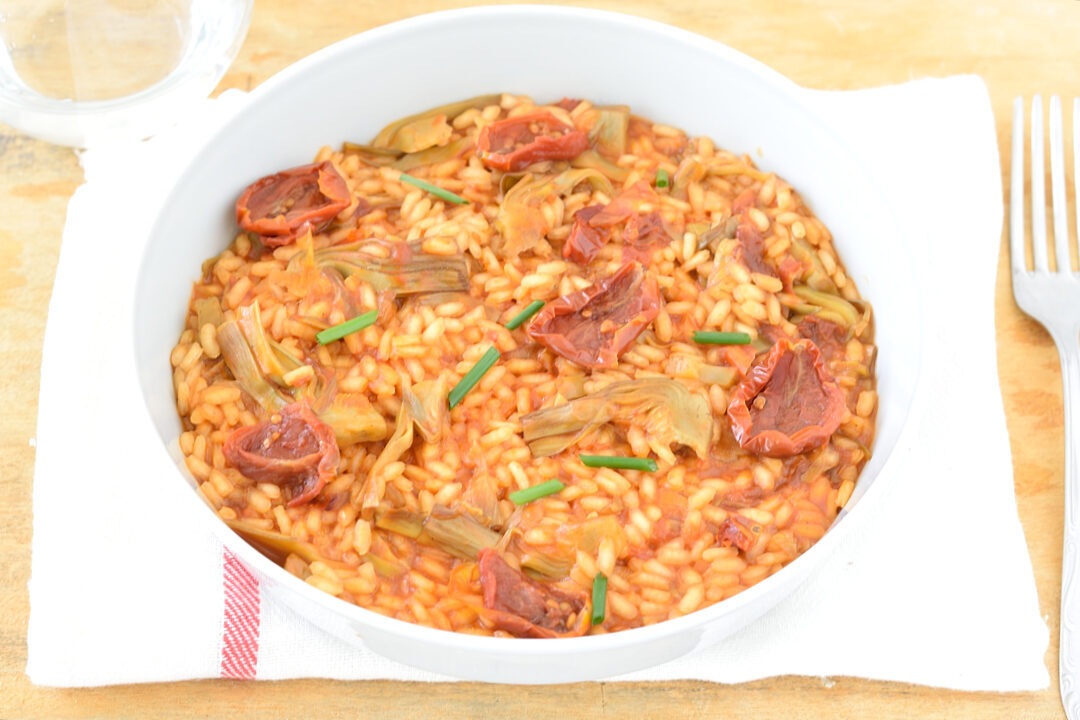 Risotto rosso con pomodori secchi e carciofi