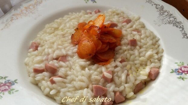 Risotto wurstel e carote in padella