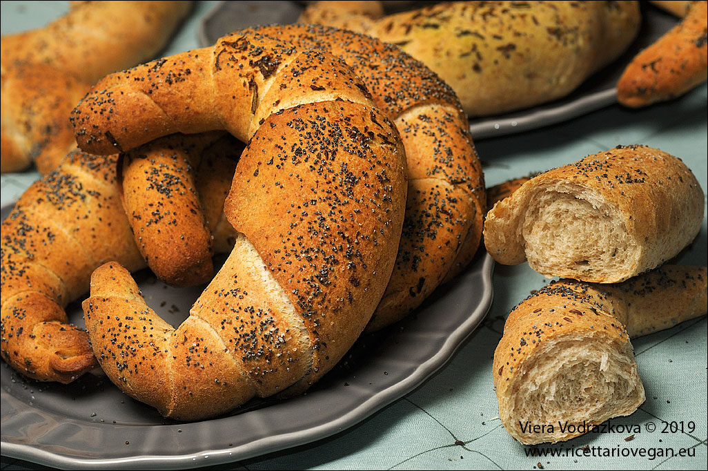 Rohliky – panini cechi alle erbe aromatiche e aglio