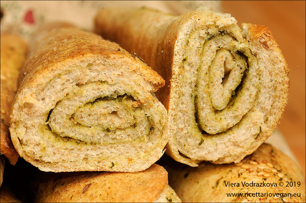 Rohliky – panini cechi sfogliati con erbe aromatiche